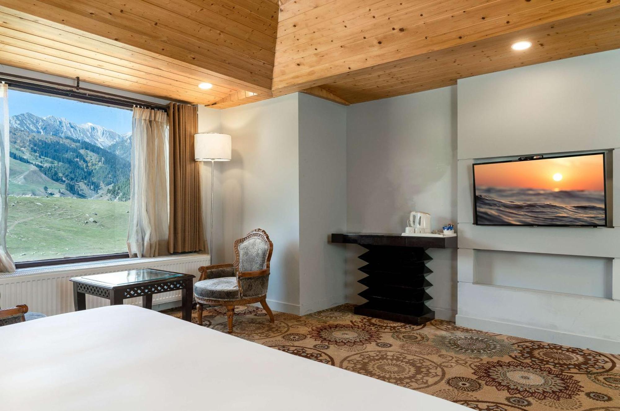 Country Inn Suites By Radisson Sonāmarg Exteriör bild